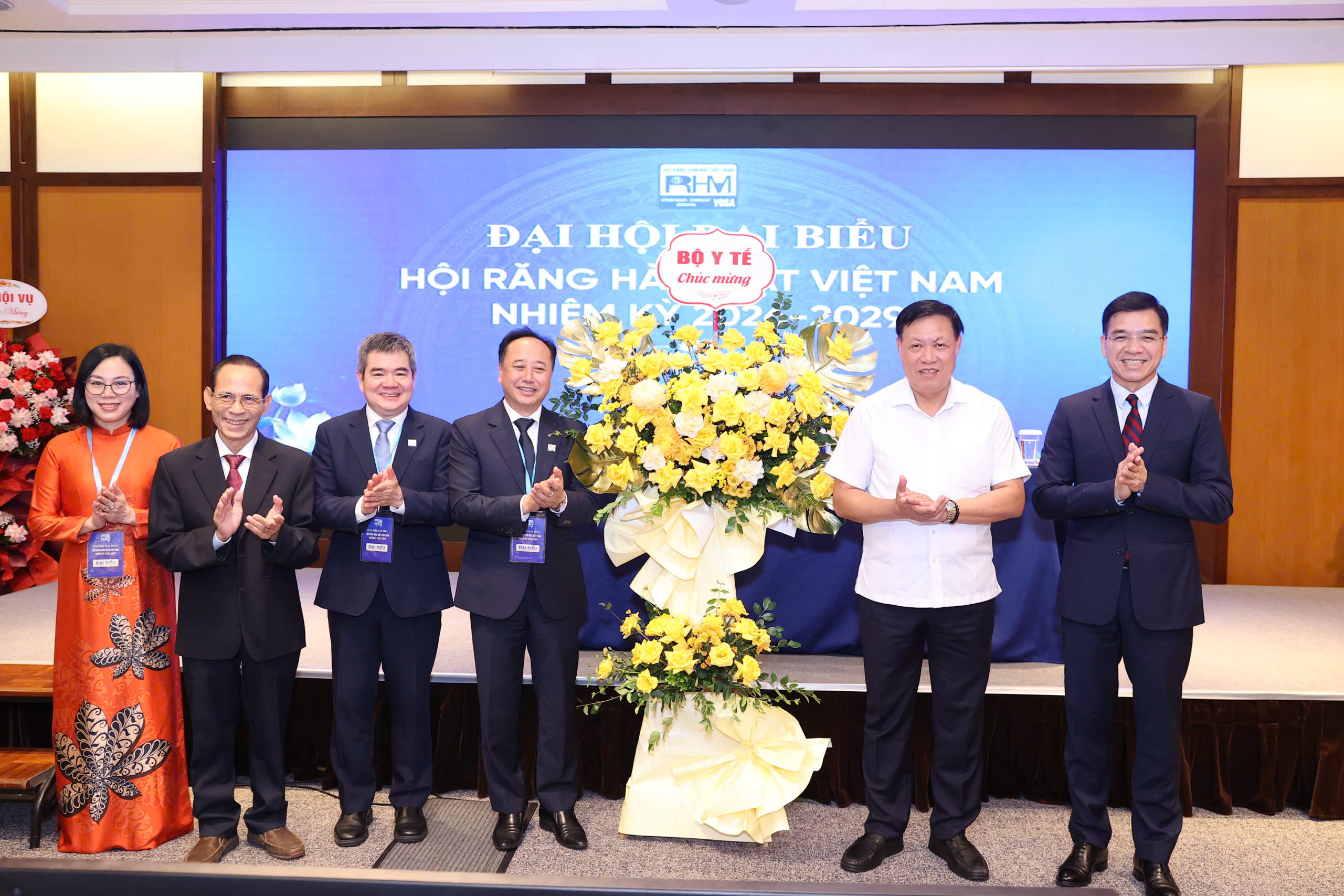 Đại hội vinh dự được đ&oacute;n nhận hoa ch&uacute;c mừng của l&atilde;nh đạo Bộ Y tế, Cục Quản l&yacute; kh&aacute;m, chữa bệnh.