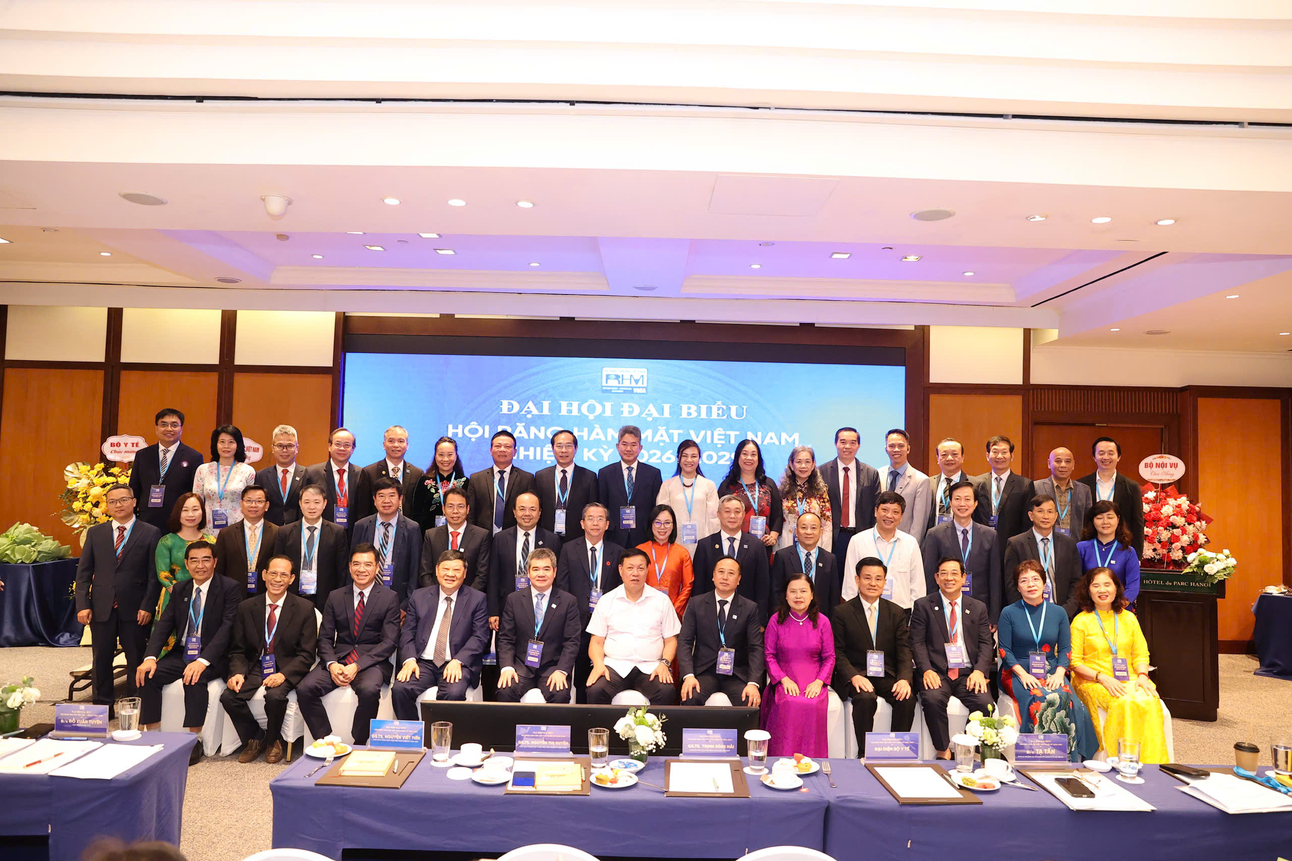 Ban Chấp h&agrave;nh Hội Răng H&agrave;m Mặt Việt Nam nhiệm kỳ 2026-2029 chụp h&igrave;nh lưu niệm c&ugrave;ng qu&yacute; l&atilde;nh đạo tại Đại hội.