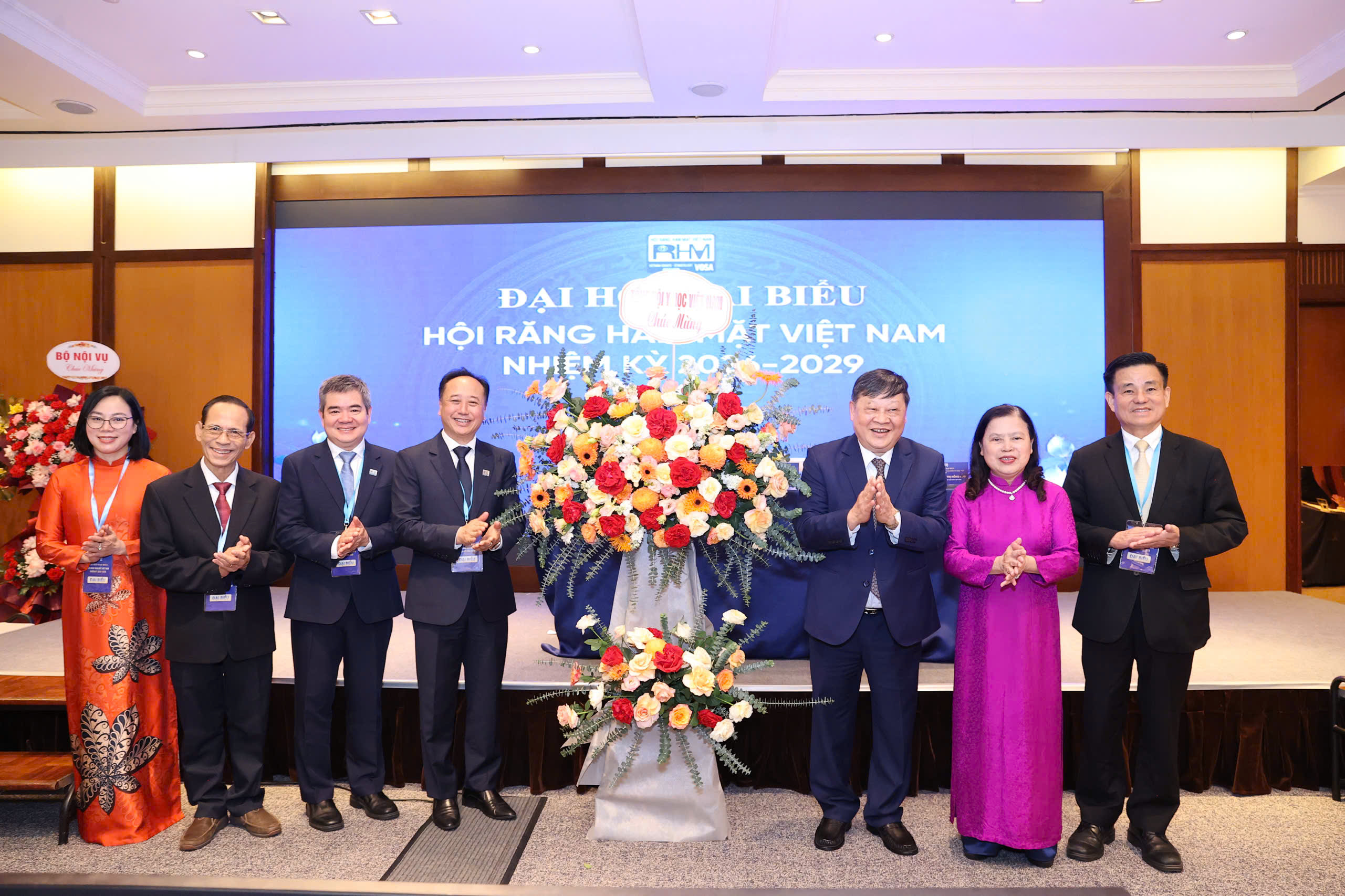 Đại hội vinh dự được đ&oacute;n nhận hoa ch&uacute;c mừng của l&atilde;nh đạo Tổng Hội Y học Việt Nam.